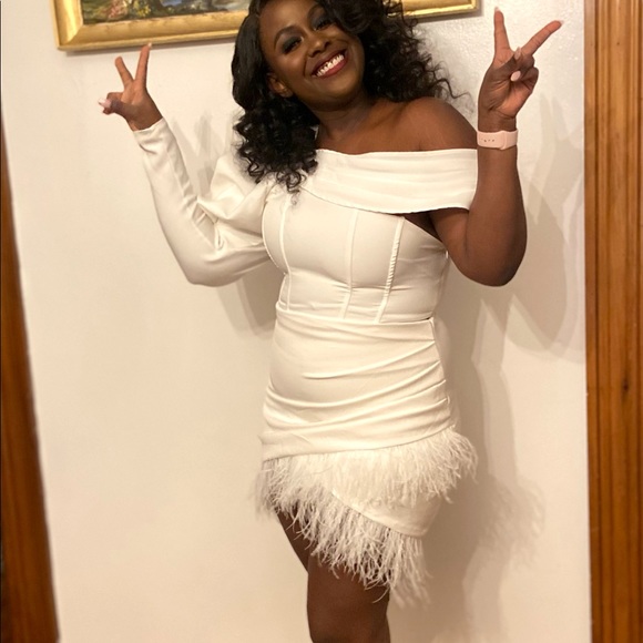 IVORY ASYMMETRIC VOLUME SLEEVE DRAPED FEATHER MINI DRESS size US 10 - Picture 3 of 4